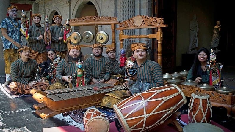 40 Alat Musik Tradisional Indonesia dari Berbagai Daerah, dari Angklung hingga Kolintang 40 Alat Musik Tradisional Indonesia dari Berbagai Daerah, dari Angklung hingga Kolintang