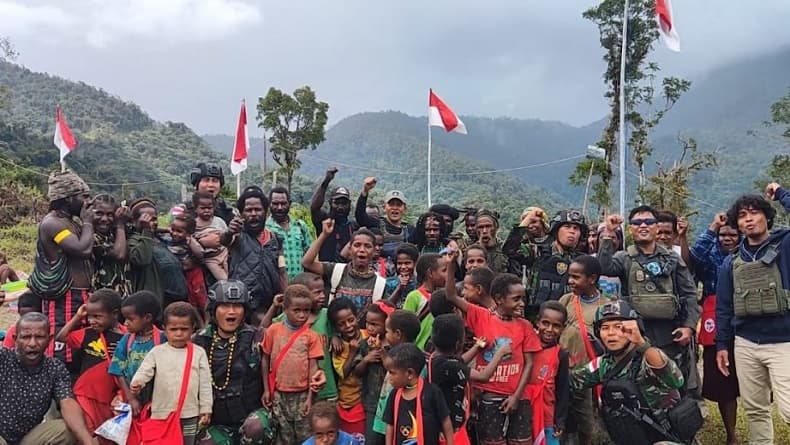 Anggota KKB Puncak Jaya dan Masyarakat Kampung Tirineri Ikrar Setia kepada NKRI Anggota KKB Puncak Jaya dan Masyarakat Kampung Tirineri Ikrar Setia kepada NKRI