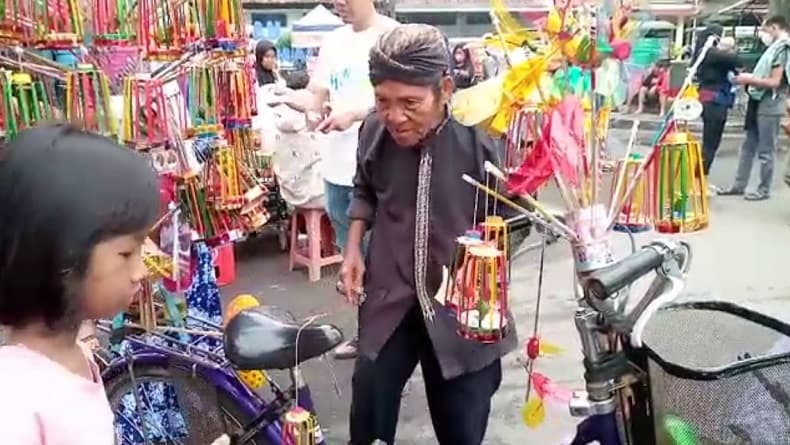 Sosok Mbah Abdullah, Kakek Asal Pemalang yang Setia Jualan Mainan Tradisional Sosok Mbah Abdullah, Kakek Asal Pemalang yang Setia Jualan Mainan Tradisional