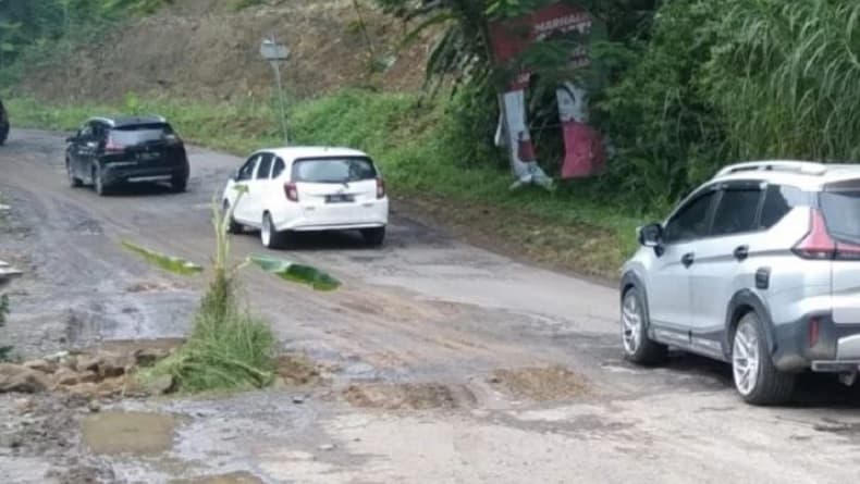 Ngakak, Warganet Majalengka Kritik Jalan Rusak, Bisa Jadi Tempat Latihan Uji SIM Ngakak, Warganet Majalengka Kritik Jalan Rusak, Bisa Jadi Tempat Latihan Uji SIM