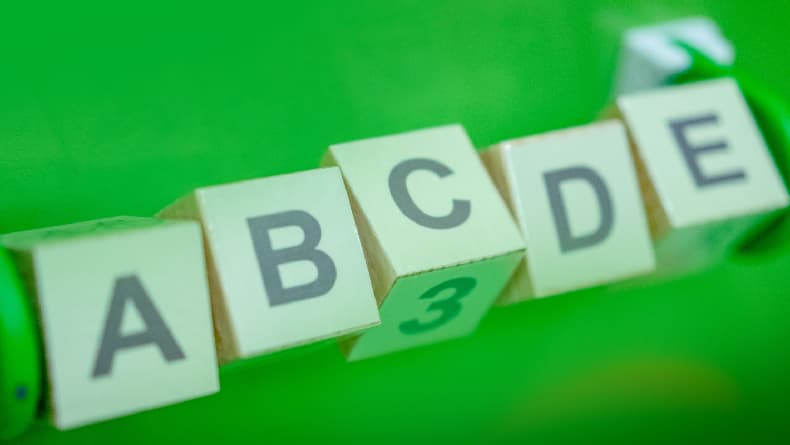 Pengertian Kata Ganti, Ciri-ciri dan Contoh Pemakaiannya Pengertian Kata Ganti, Ciri-ciri dan Contoh Pemakaiannya