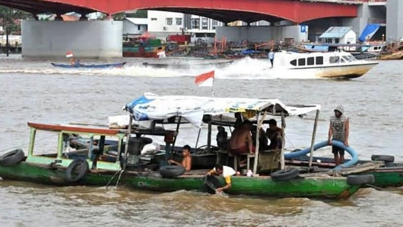 Kisah Asmadi, Pemburu Harta Karun di Sungai Musi yang Kini Jadi Kolektor Barang Antik Kisah Asmadi, Pemburu Harta Karun di Sungai Musi yang Kini Jadi Kolektor Barang Antik