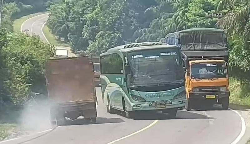 Viral Bus Ngeblong Sebabkan Truk Celaka, Busnya Kabur Langsung Dikejar Sopir Truk Viral Bus Ngeblong Sebabkan Truk Celaka, Busnya Kabur Langsung Dikejar Sopir Truk