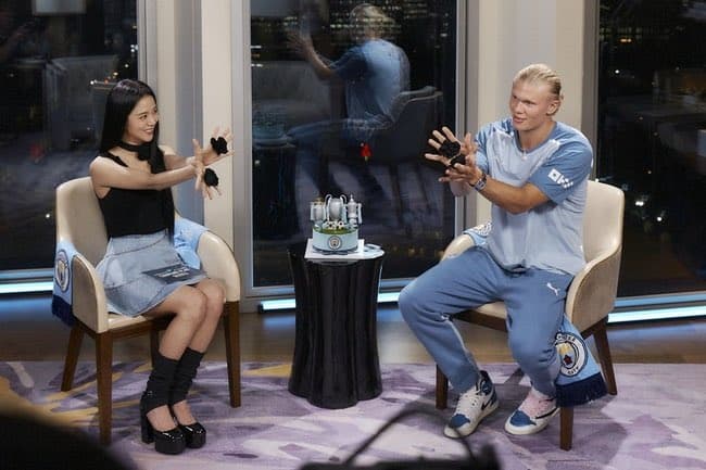 Serunya Erling Haaland Ketemu Jisoo Blackpink: Belajar Bahasa Korea hingga Joget Bareng Serunya Erling Haaland Ketemu Jisoo Blackpink: Belajar Bahasa Korea hingga Joget Bareng