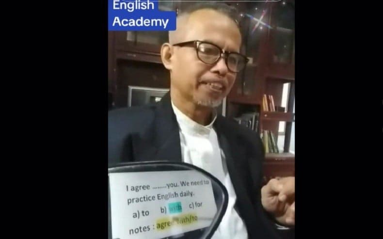 Viral Mengajar Bahasa Inggris Pakai Spion, Sosok Pak Dadang Tuai Pujian Viral Mengajar Bahasa Inggris Pakai Spion, Sosok Pak Dadang Tuai Pujian