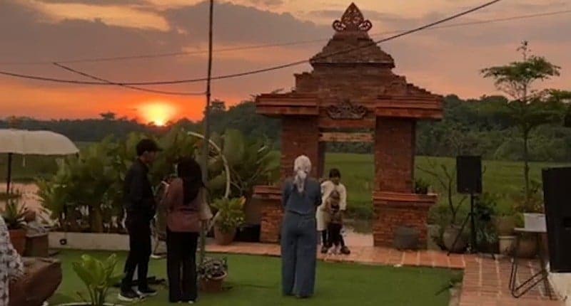 9 Tempat Dinner Romantis di Bekasi, Seru Ada yang Suasananya seperti di Puncak Bogor! 9 Tempat Dinner Romantis di Bekasi, Seru Ada yang Suasananya seperti di Puncak Bogor!