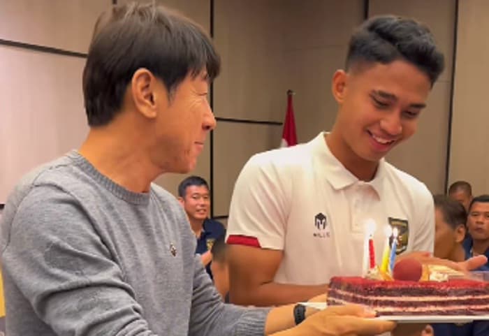 Marselino Ferdinan Rayakan Ulang Tahun bareng Timnas Indonesia U-23, Aksi Usil Shin Tae-yong Jadi Sorotan Marselino Ferdinan Rayakan Ulang Tahun bareng Timnas Indonesia U-23, Aksi Usil Shin Tae-yong Jadi Sorotan