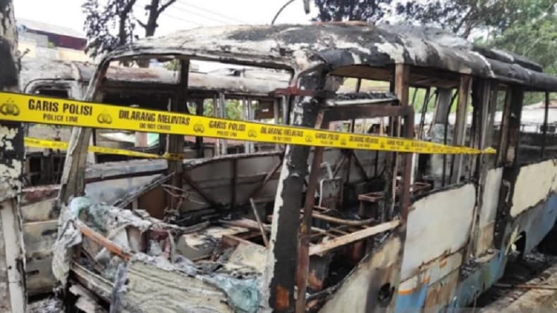 12 Bus Trans Musi Terbakar di Terminal Alang Alang Lebar Palembang, Hanya Sisakan Rangka 12 Bus Trans Musi Terbakar di Terminal Alang Alang Lebar Palembang, Hanya Sisakan Rangka