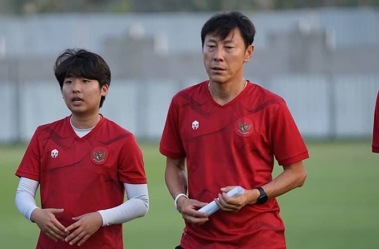 Penerjemah Timnas Indonesia Bongkar Sifat Asli Shin Tae-yong di Luar Lapangan Penerjemah Timnas Indonesia Bongkar Sifat Asli Shin Tae-yong di Luar Lapangan