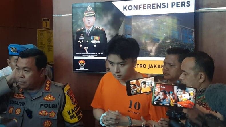 Garang di Video Viral, Leon Dozan Tertunduk Minta Maaf ke Polri usai Jadi Tersangka Garang di Video Viral, Leon Dozan Tertunduk Minta Maaf ke Polri usai Jadi Tersangka