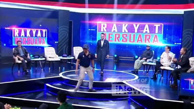 Rocky Gerung Jalan Mundur di Acara Rakyat Bersuara: Demokrasi Alami Kemunduran Rocky Gerung Jalan Mundur di Acara Rakyat Bersuara: Demokrasi Alami Kemunduran