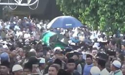KH Zubair Muntashar Cicit Mbah Kholil Bangkalan Wafat, Ribuan Orang Antar ke Pemakaman
