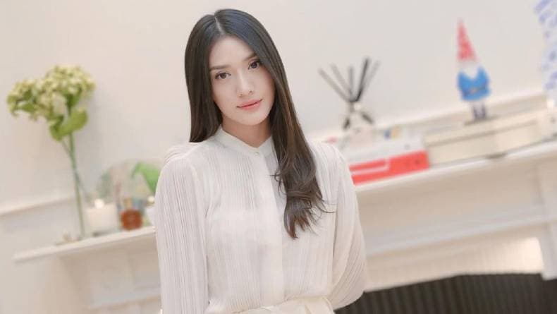 Profil dan Biodata Anissa Aziza, Istri Raditya Dika yang Tidak Dikenali Vior Profil dan Biodata Anissa Aziza, Istri Raditya Dika yang Tidak Dikenali Vior