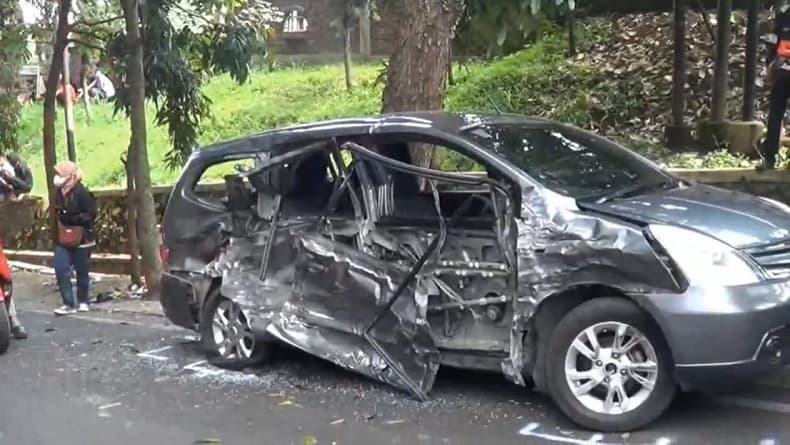 Truk Paving Block Tabrak Nissan Livina dan Motor di Cimahi, 1 Orang Tewas 6 Luka-Luka Truk Paving Block Tabrak Nissan Livina dan Motor di Cimahi, 1 Orang Tewas 6 Luka-Luka