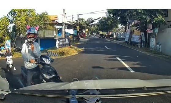 Viral Motovlog Hampir Tertabrak Mobil akibat Tak Mau Ngalah di Persimpangan, Catat Aturannya Viral Motovlog Hampir Tertabrak Mobil akibat Tak Mau Ngalah di Persimpangan, Catat Aturannya