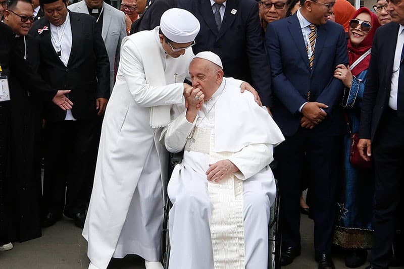 Paus Fransiskus Cium Tangan Imam Besar Masjid Istiqlal, Dibalas Ciuman di Kening Paus Fransiskus Cium Tangan Imam Besar Masjid Istiqlal, Dibalas Ciuman di Kening