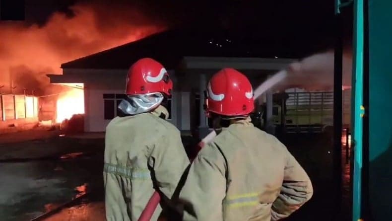 Kebakaran Pabrik Styrofoam di Gresik, Petugas Damkar 5 Jam Berjibaku Padamkan Api Kebakaran Pabrik Styrofoam di Gresik, Petugas Damkar 5 Jam Berjibaku Padamkan Api