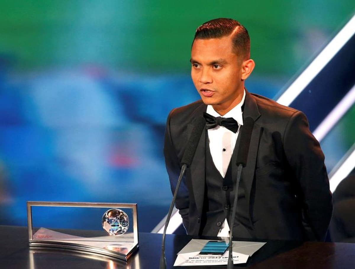 Kisah Pemain Malaysia yang Sabet Trofi Puskas Award 2016, Jadi Sorotan Cristiano Ronaldo hingga Georgina Rodriguez! Kisah Pemain Malaysia yang Sabet Trofi Puskas Award 2016, Jadi Sorotan Cristiano Ronaldo hingga Georgina Rodriguez!