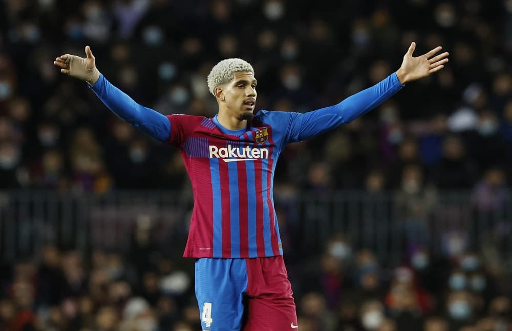 Diisukan ke Bayern Munich, Ronald Araujo Tegaskan Bertahan di Barcelona Diisukan ke Bayern Munich, Ronald Araujo Tegaskan Bertahan di Barcelona