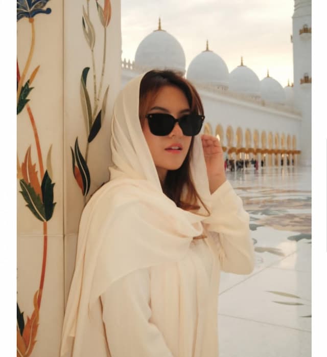 Potret Marsha Aruan Pose di Depan Masjid dan Berkerudung, Netizen: Mualaf? Potret Marsha Aruan Pose di Depan Masjid dan Berkerudung, Netizen: Mualaf?