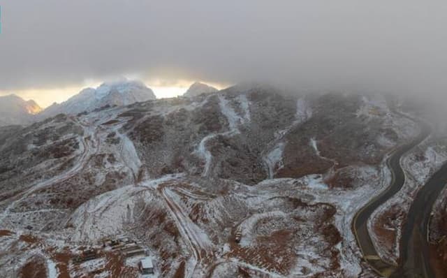 Fenomena Langka Ada Salju di Arab Saudi Jadi Tempat Main Ski Fenomena Langka Ada Salju di Arab Saudi Jadi Tempat Main Ski