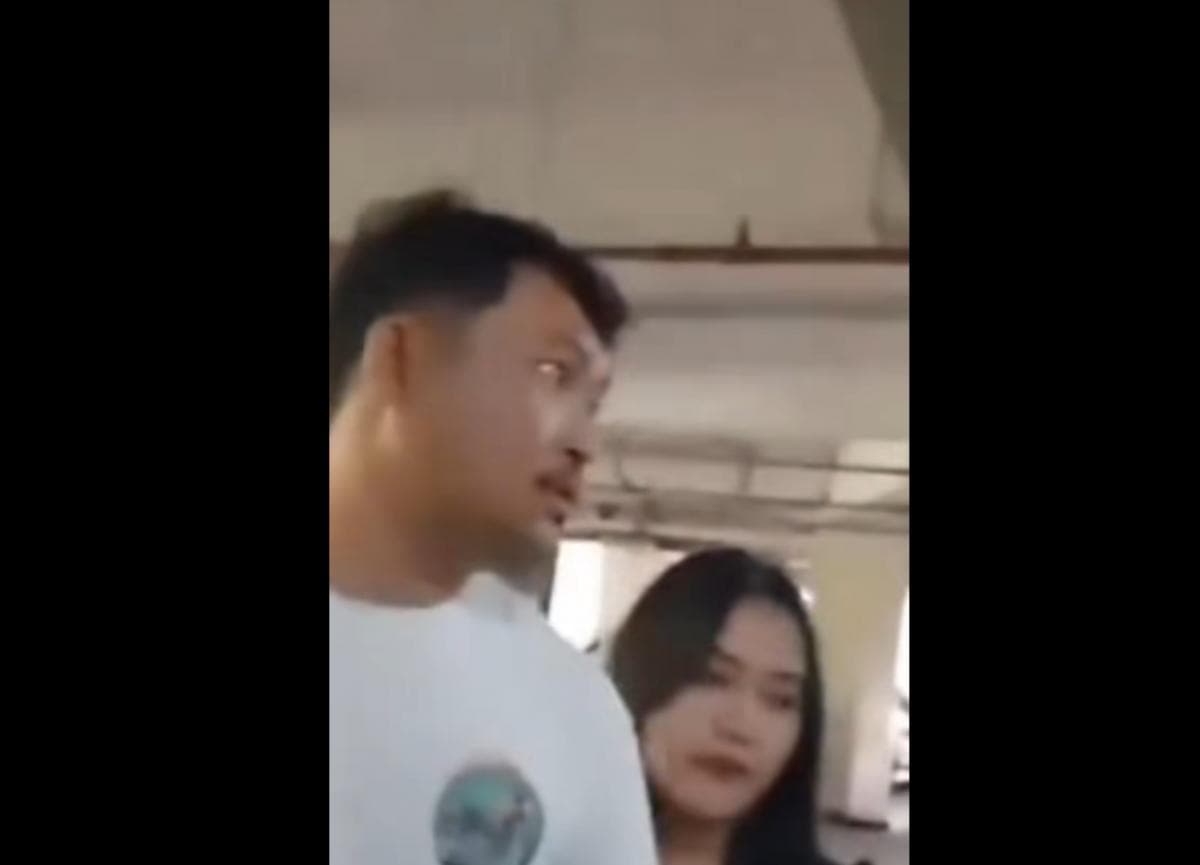 Viral Suami Kepergok Selingkuh dengan Seorang Wanita di Parkiran, Istri Sah Langsung Sita Mobil dan STNK Viral Suami Kepergok Selingkuh dengan Seorang Wanita di Parkiran, Istri Sah Langsung Sita Mobil dan STNK