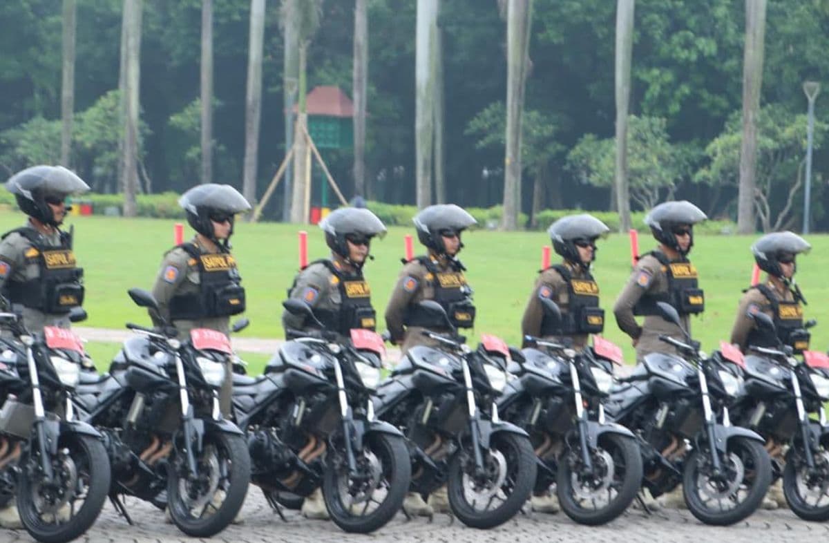 Bahayakan Pengendara, Satpol PP DKI Tertibkan Atribut Parpol di Flyover Bahayakan Pengendara, Satpol PP DKI Tertibkan Atribut Parpol di Flyover