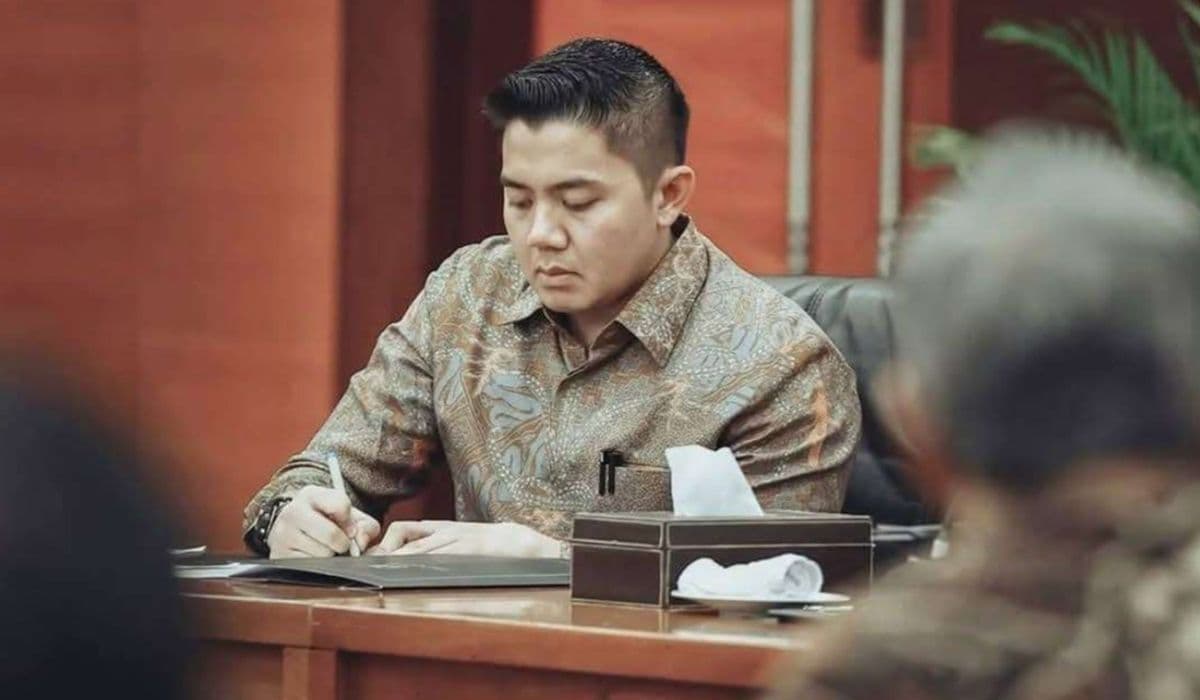 Seskab Teddy Disebut Berani ‘Pasang Badan’ di Tengah Kritik Seskab Teddy Disebut Berani ‘Pasang Badan’ di Tengah Kritik
