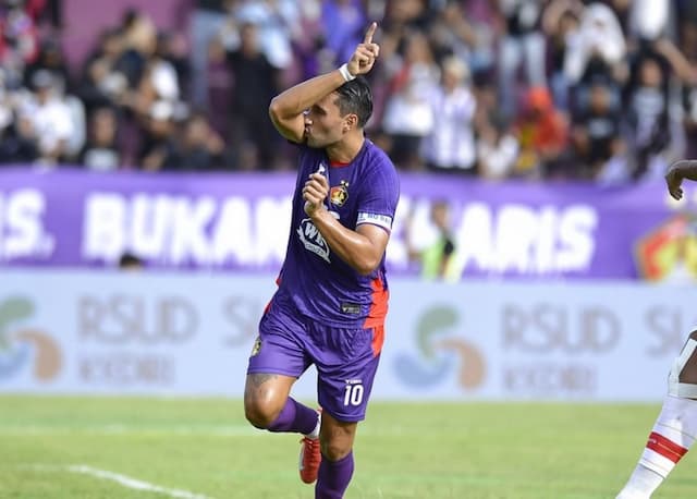 Akhiri Penantian Lima Tahun, Ezra Walian Kembali ke Pelukan Timnas Indonesia Usai Tampil Moncer di Persik Kediri Akhiri Penantian Lima Tahun, Ezra Walian Kembali ke Pelukan Timnas Indonesia Usai Tampil Moncer di Persik Kediri