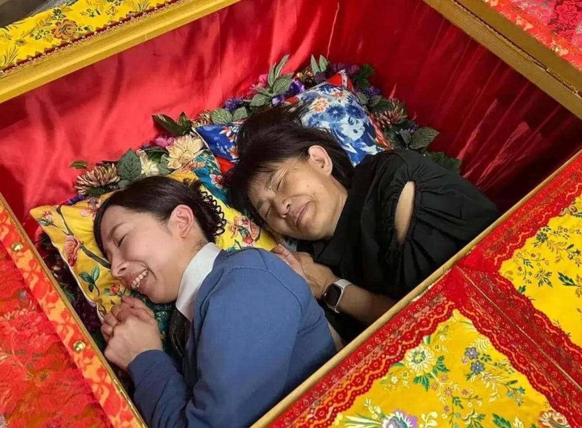 Viral Tren Meditasi di Dalam Peti Mati di Jepang, Disebut Bantu Refleksi Hidup Viral Tren Meditasi di Dalam Peti Mati di Jepang, Disebut Bantu Refleksi Hidup