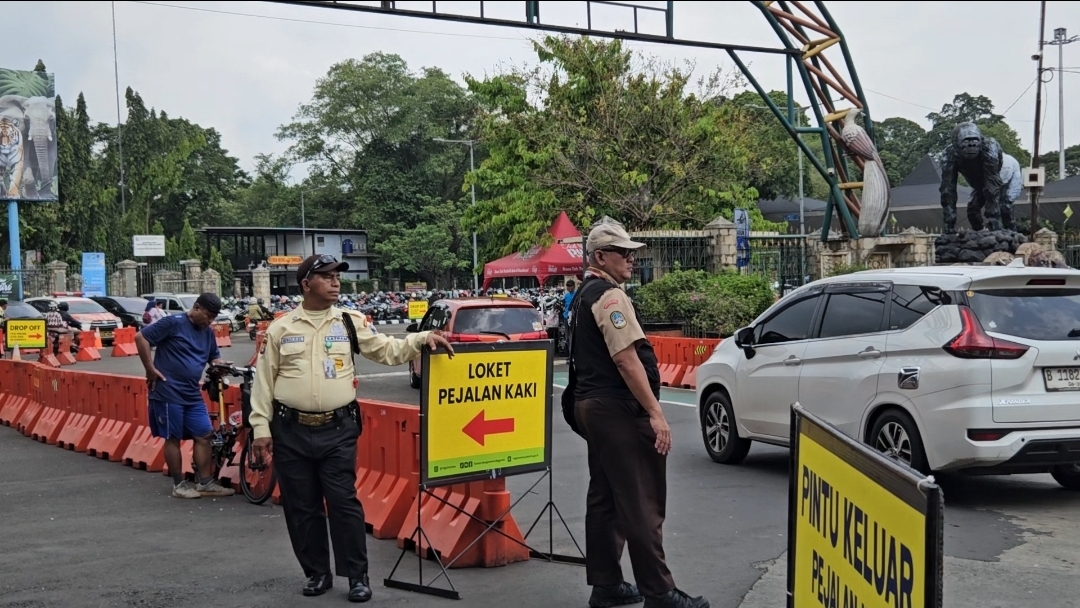 Pengunjung Serbu Ragunan di H+3 Lebaran, Picu Kemacetan Panjang di Pintu Utama Pengunjung Serbu Ragunan di H+3 Lebaran, Picu Kemacetan Panjang di Pintu Utama