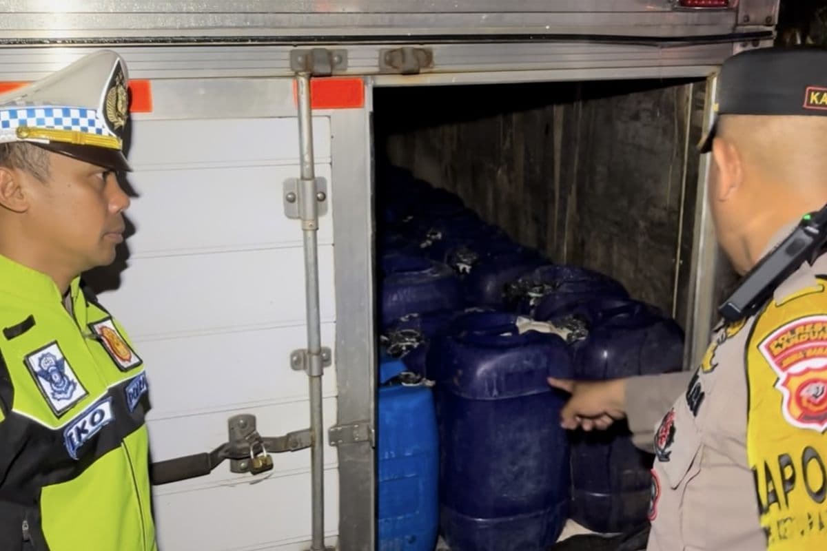 Kejar-kejaran di Soreang, Polisi Sita Ribuan Liter Tuak dari Mobil Boks saat One Way Kejar-kejaran di Soreang, Polisi Sita Ribuan Liter Tuak dari Mobil Boks saat One Way