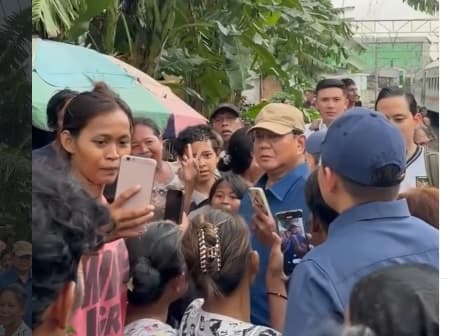 Momen Prabowo Tanpa Pengawalan Ketat Blusukan ke Permukiman di Bantaran Rel Kereta di Senen Momen Prabowo Tanpa Pengawalan Ketat Blusukan ke Permukiman di Bantaran Rel Kereta di Senen