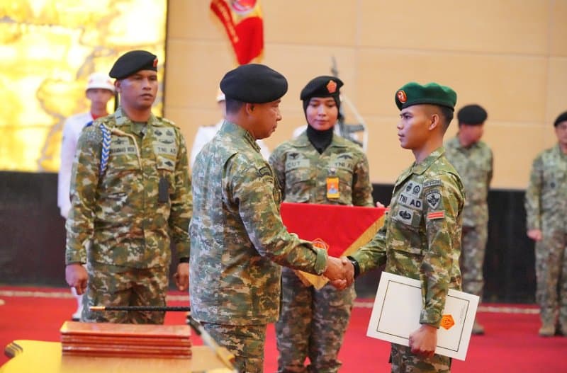 Panglima TNI Anugerahkan KPLB pada Prajurit Berprestasi Juara Pertama Hafalan 30 Juz Al Quran Panglima TNI Anugerahkan KPLB pada Prajurit Berprestasi Juara Pertama Hafalan 30 Juz Al Quran