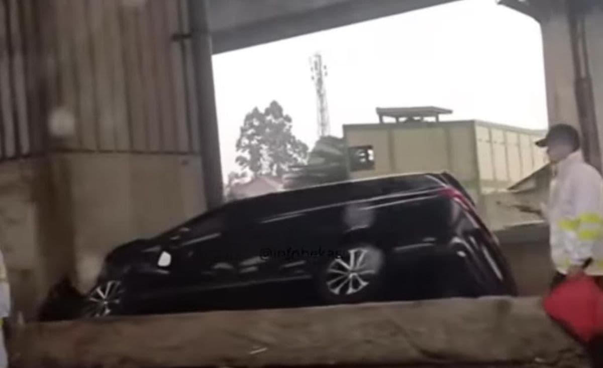 Tol Japek Macet, Ada Mobil Nyangkut Usai Seruduk Median Jalan Tol Japek Macet, Ada Mobil Nyangkut Usai Seruduk Median Jalan