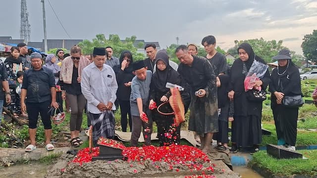 Detik-Detik Ibu Anji Meninggal Dunia, Sempat Dikira Tidur Detik-Detik Ibu Anji Meninggal Dunia, Sempat Dikira Tidur