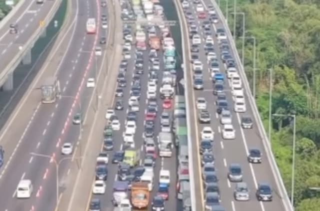 Arus Balik Lebaran, One Way dari Km 132 hingga Km 70 Diberlakukan Hari Ini Arus Balik Lebaran, One Way dari Km 132 hingga Km 70 Diberlakukan Hari Ini
