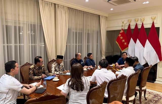 Prabowo Minta Kementerian PU dan KAI Segera Bangun Rumah untuk Warga Bantaran Rel Senen Prabowo Minta Kementerian PU dan KAI Segera Bangun Rumah untuk Warga Bantaran Rel Senen