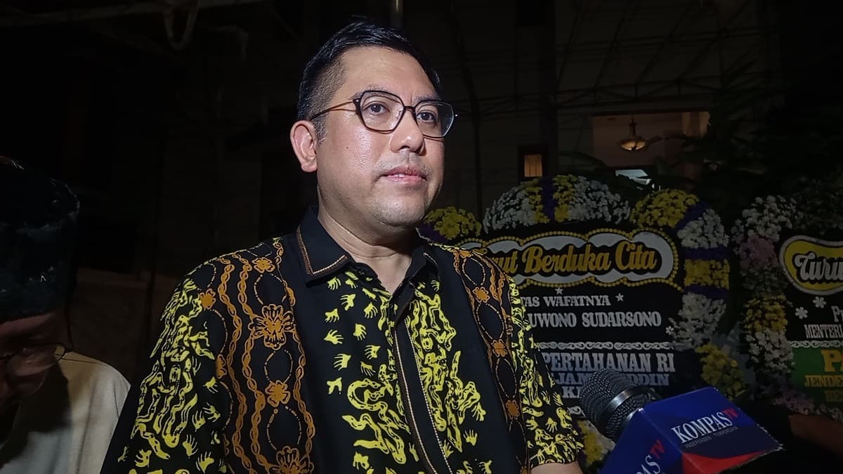 Jenazah Juwono Sudarsono Dimakamkan di TMP Kalibata, Upacara Pemakaman Dipimpin Menhan Sjafrie Jenazah Juwono Sudarsono Dimakamkan di TMP Kalibata, Upacara Pemakaman Dipimpin Menhan Sjafrie