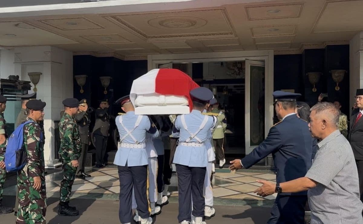 Jenazah Eks Menhan Juwono Tiba di Kemenhan Jelang Upacara Penghormatan Terakhir Jenazah Eks Menhan Juwono Tiba di Kemenhan Jelang Upacara Penghormatan Terakhir