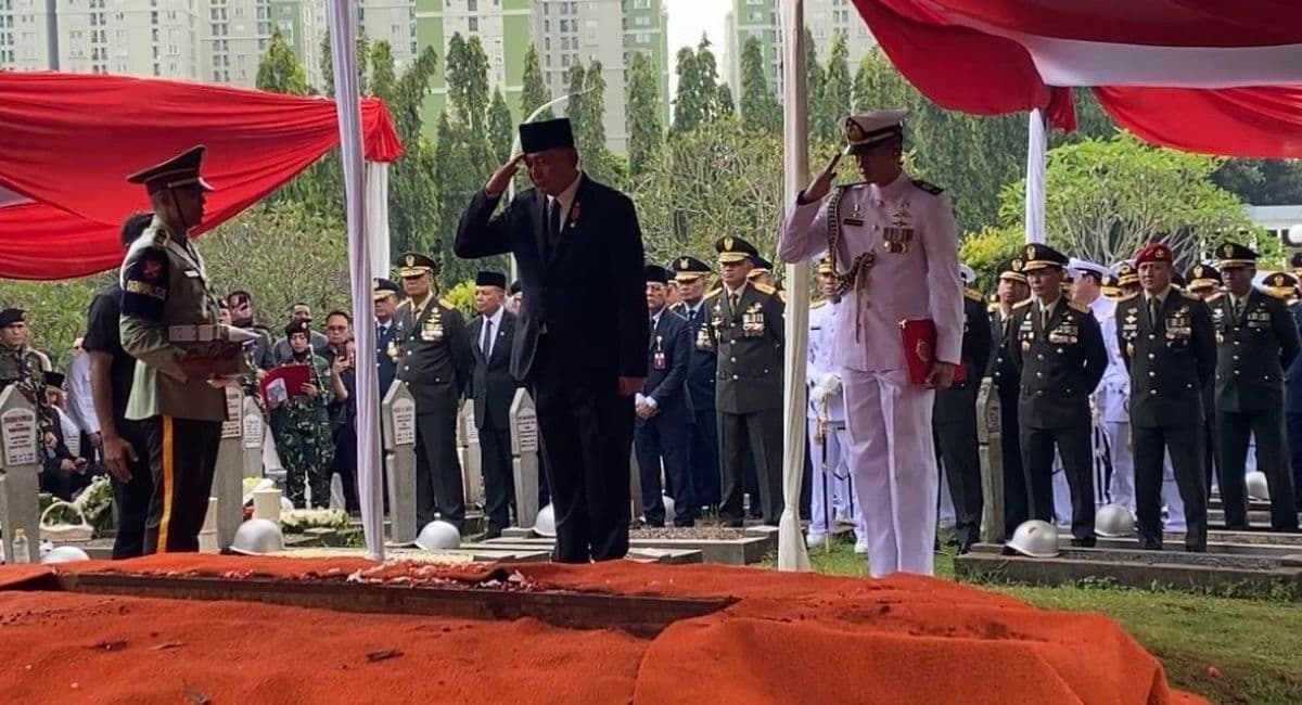 Dipimpin Menhan Sjafrie, Pemakaman Juwono Sudarsono di TMP Kalibata Diwarnai Isak Tangis Dipimpin Menhan Sjafrie, Pemakaman Juwono Sudarsono di TMP Kalibata Diwarnai Isak Tangis