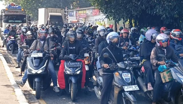 Puncak Arus Balik, Pemudik Motor Membeludak di Jalur Pantura Cirebon Puncak Arus Balik, Pemudik Motor Membeludak di Jalur Pantura Cirebon