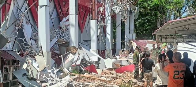 Wanita di Manado Nekat Lompat dari Bangunan 2 Lantai saat Gempa Besar M,76 Wanita di Manado Nekat Lompat dari Bangunan 2 Lantai saat Gempa Besar M,76