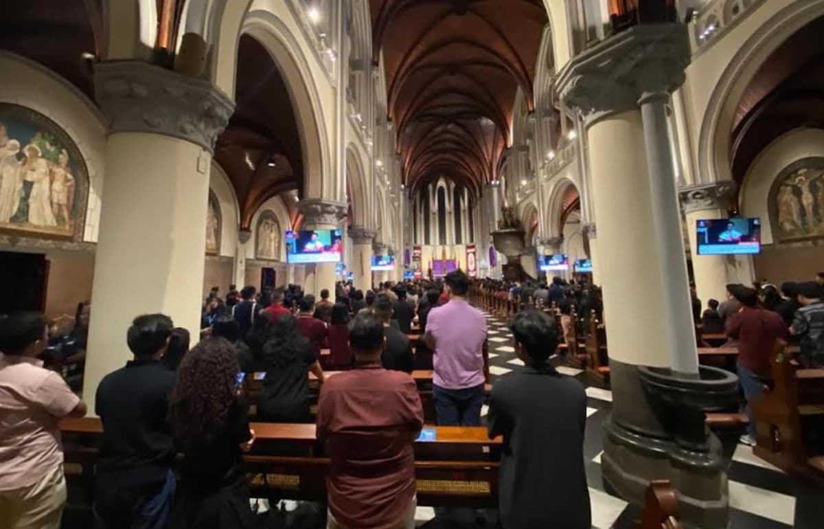 Sesi Terakhir Ibadah Jumat Agung di Katedral Penuh Kekhusyukan Sesi Terakhir Ibadah Jumat Agung di Katedral Penuh Kekhusyukan