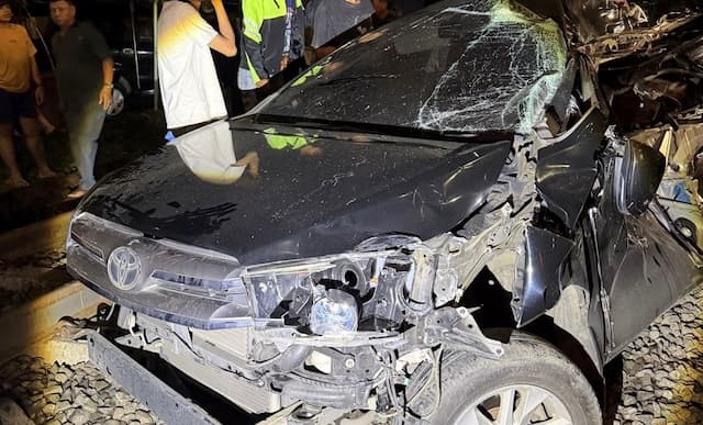 Innova Venturer Tertabrak KRL di Lintasan Bogor, Pengemudi Kabur dan Dicari Polisi Innova Venturer Tertabrak KRL di Lintasan Bogor, Pengemudi Kabur dan Dicari Polisi