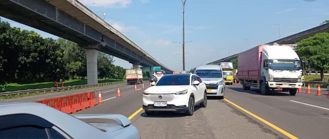 Libur Panjang, Contraflow Diberlakukan di Tol Cikampek Urai Kepadatan Kendaraan Libur Panjang, Contraflow Diberlakukan di Tol Cikampek Urai Kepadatan Kendaraan