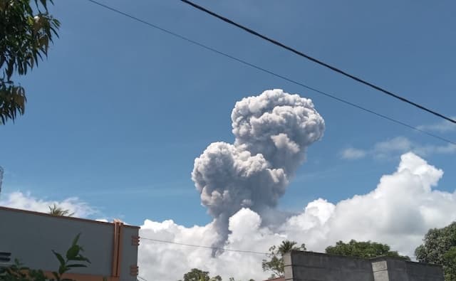 Gunung Dukono Meletus, Muntahkan Abu Vulkanik Setinggi 1,5 Kilometer Gunung Dukono Meletus, Muntahkan Abu Vulkanik Setinggi 1,5 Kilometer