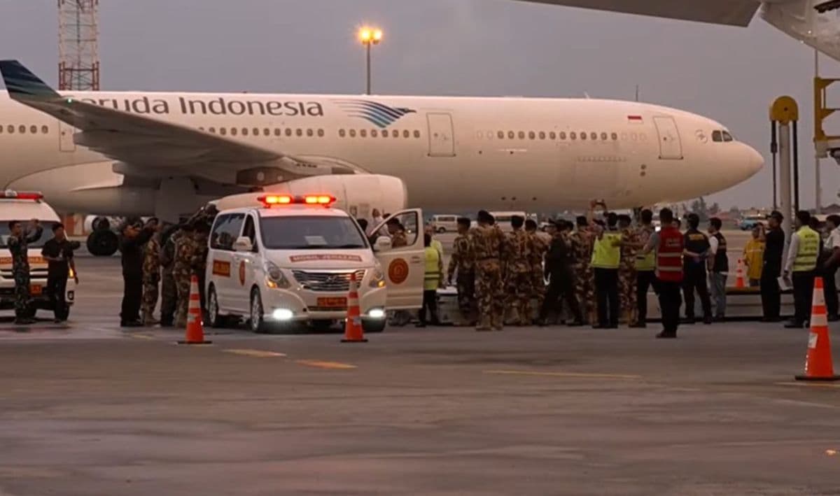 Breaking News! Tiga Prajurit TNI Gugur di Lebanon Tiba di Tanah Air, Disambut Upacara Militer Breaking News! Tiga Prajurit TNI Gugur di Lebanon Tiba di Tanah Air, Disambut Upacara Militer