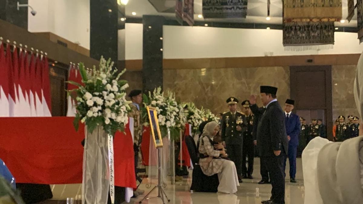 Prabowo Beri Penghormatan untuk 3 Prajurit TNI yang Gugur di Lebanon Prabowo Beri Penghormatan untuk 3 Prajurit TNI yang Gugur di Lebanon