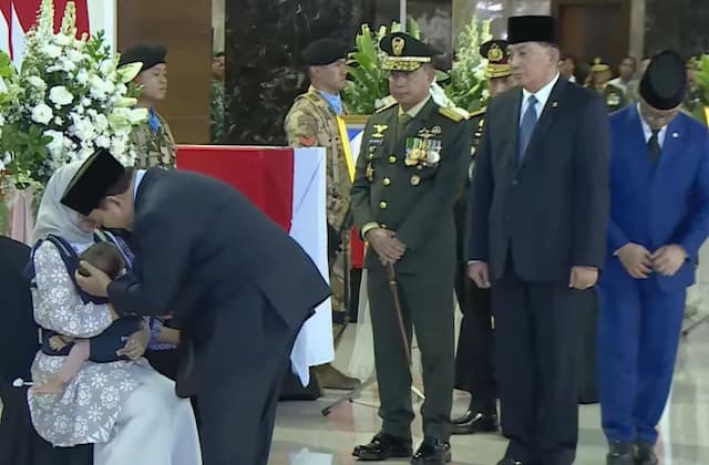 Momen Haru Prabowo Sampaikan Belasungkawa kepada Keluarga Tiga Prajurit Gugur di Lebanon Momen Haru Prabowo Sampaikan Belasungkawa kepada Keluarga Tiga Prajurit Gugur di Lebanon